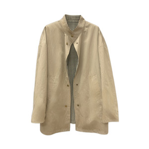 
Ashy Snow, a contrasting plaid silhouette-like loose windbreaker, snap-button, flip-up collar