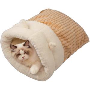 Closed sleeping bag cat nest Winter warm and safe. Cats in winter half -drilling four seasons universal kittens sleeping