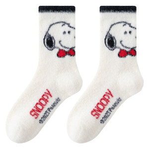 
Caramela Snoopy co-branded cartoon mid-calf socks for women in autumn and winter warm and cute gift box cloud velvet sleep socks