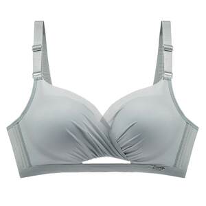 Seamless lingerie for women with small breasts gathered together to prevent sagging. Thickened flat chest special bra for high school girls