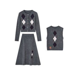 
SOMESOWE floral velvet rhombus round neck vest/cardigan/skirt