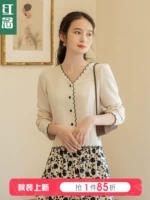 Белый трикотажный короткий свитер, кардиган, осенний, коллекция 2022, городской стиль