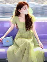 Зеленое платье, небольшая юбка, рукава фонарики