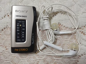 Япония Sony Sony Srf-S83 Миниатюрное радио FM/AM с вами, чтобы послушать старомодное старое здание Санья