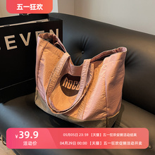 Kemiao's shoulder bag is fashionable, casual, and has a large capacity