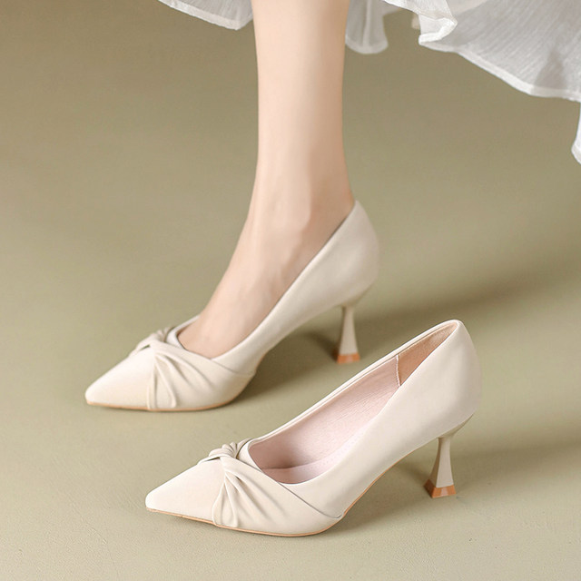 ເກີບສົ້ນສູງສີຂາວຂອງແມ່ຍິງທີ່ມີ stiletto ແບບຝຣັ່ງ 3 ຊມ heels ຂະຫນາດນ້ອຍທີ່ບໍ່ເມື່ອຍແລະ pointy toe ສໍາລັບຜູ້ໃຫຍ່ 18 ປີອາຍຸພິທີ ເກີບຫນັງອ່ອນ