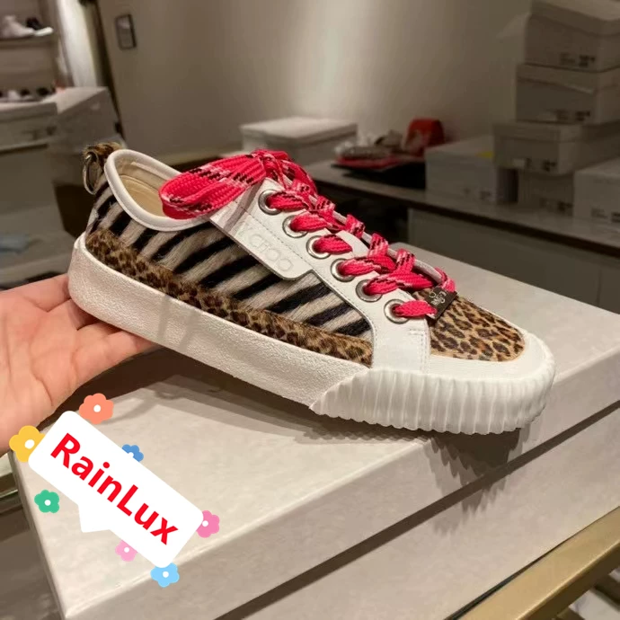 30 января деревня закупает Jimmy Choo Zhou Yangjie Jiji Ms. Impala обувь на доске для отдыха