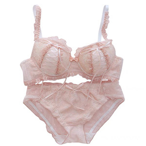 Cupid, the goddess of love, is a sexy lingerie for girls. Her small breasts gather together for pure desire, sweetness, cuteness, and a lace bra without steel rings