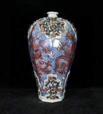 чашка 元青花釉里红龙纹雕刻捏花八方梅瓶摆件