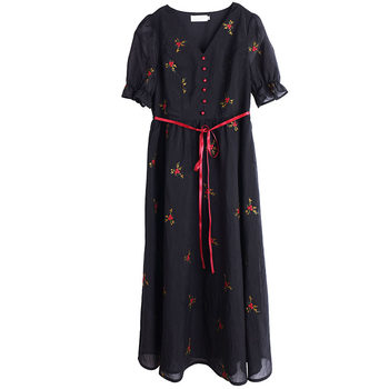 
Sweet commuter style slim embroidered dress