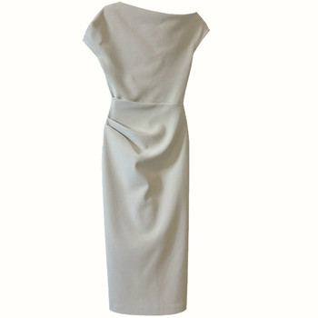 A slightly fat lady with a slanted shoulder-swinging collar dress
