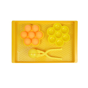 
Montessori holds balls with both hands and plays table tennis balls home hand-eye coordination daily life teaching aids grasp training fine movements