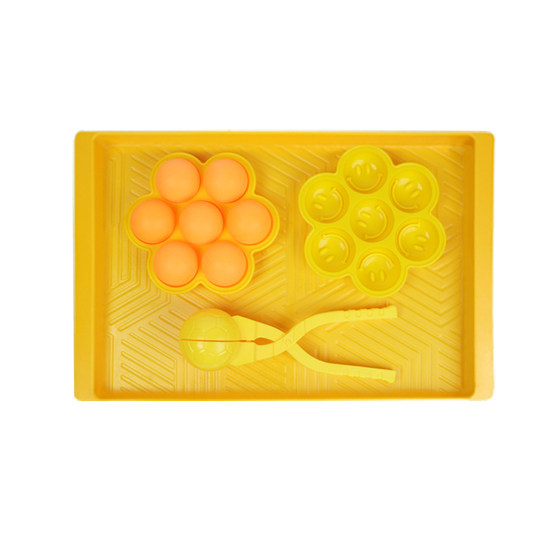 
Montessori holds balls with both hands and plays table tennis balls home hand-eye coordination daily life teaching aids grasp training fine movements