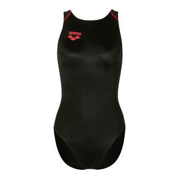 The competitive swimsuit is wrapped in the body, the movement is free