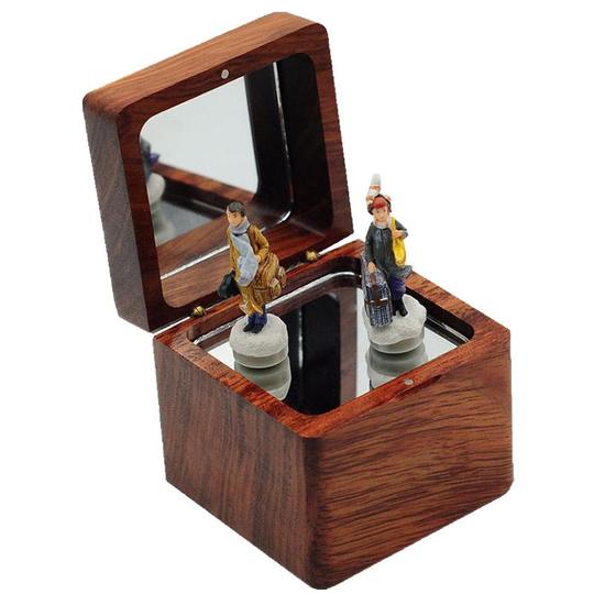 Yunsheng 空の城の木製オルゴール - 回転するバレリーナ ギフト