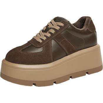 TATA, her cakes and cake shoes are retro
