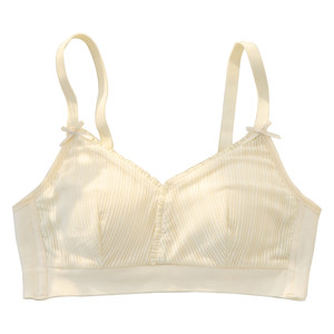 Comfortable lingerie for women with thin and large breasts, showing the pure desire of elementary and high school girls. Bras without steel rings and adjustable shapes gather together