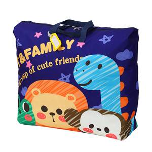 
Children's kindergarten quilt storage bags must-have items for admission to school. Students' duffel bags are put on bedding bags in winter