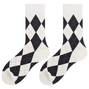 The socks that can get the ball black and white rhombus retro ladies in the socks inS tide autumn and winter Korean version of the red tide socks
