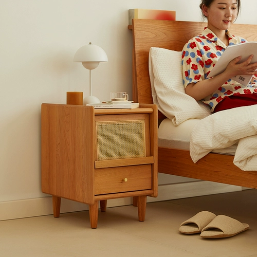 Северная сплошная древесина вишнево -деревянная спальня для хранения ротанга редактирование прикроватного шкаф