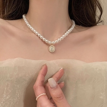 French retro cat's eye stone pearl necklace for women, light luxury, niche, high-end feeling collarbone chain, 2023 new explosive neck chain for women