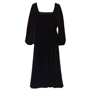 赫本风长袖连衣裙女2025春季新款高腰显瘦方领灯笼袖金丝绒A字裙