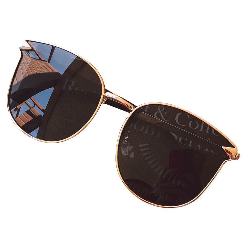 Katta eshak bilan anal jinsiy aloqa Yalangoch xotin kiyimlarni dazmollayapti.