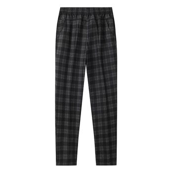
Middle-aged and elderly mothers with autumn and winter plaid trousers