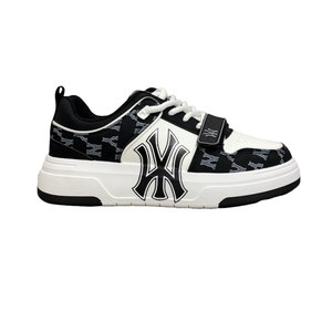 
2025 new Korean style casual sneakers for men and women, fashionable and versatile white shoes, men's moral training sneakers, student canvas shoes