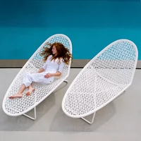 Уличный пляжный бассейн, плетеный журнальный столик для отдыха, диван