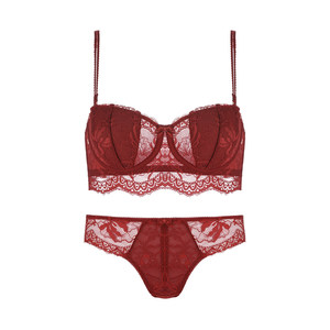 In this destiny year, the underwear set female thin breasts big breasts showing small breasts, a pair of breasts, wedding bride, red lace brahop, autumn and winter
