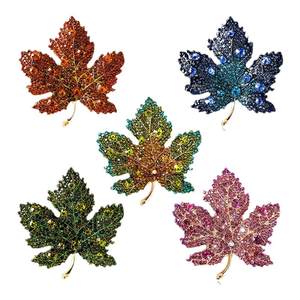 
Brooch high-end women's exquisite Canadian red maple leaf pin retro niche cashmere coat corsage temperament retro
