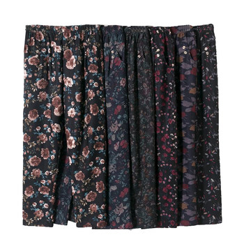 
Middle-aged and elderly female mother with spring and autumn flowers in loose and high waist