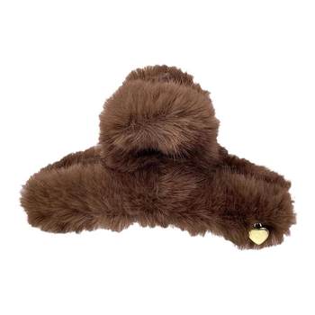 
Oversized plush gripper with a lazy feel in summer