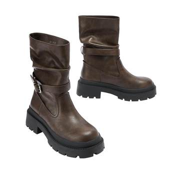 Mencius Yi's thick-soled knight boots look slim