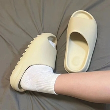 Yeezy Slippers EVA Anti slip Shit Feeling Summer Outwear One line Slippers Thick Sole Couples Casual Coconut Slippers for Men and Women