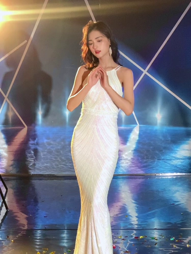 Белое расширенное элитное вечернее платье, крой «рыбий хвост», изысканный стиль, коллекция 2023