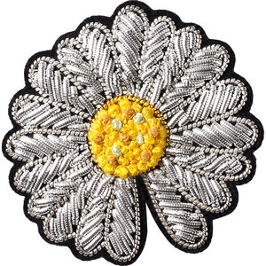Lingxin created Indian silk handmade embroidered small daisy brooch high -end pinnacle decoration design sense niche accessories
