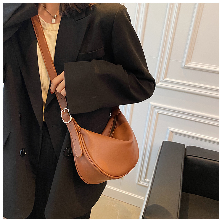 包包女单肩斜挎包2025新款法国小众质感复古手机包百搭小方包纯色