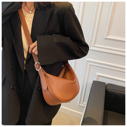 包包女单肩斜挎包2025新款法国小众质感复古手机包百搭小方包纯色