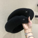 가을 겨울 모직 모직 여성용 일본 자수 검은 베레모 모자는 따뜻함을 유지하고 얼굴 작은 복고풍 인터넷 유명 화가 Beilei Chao를 보여줍니다
