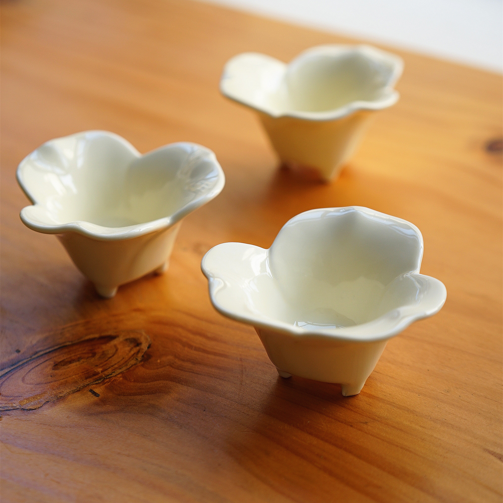 一朵玉兰花 中式陶瓷花朵小碗 雅致三足小茶杯品茗杯蘸料碟调料碗