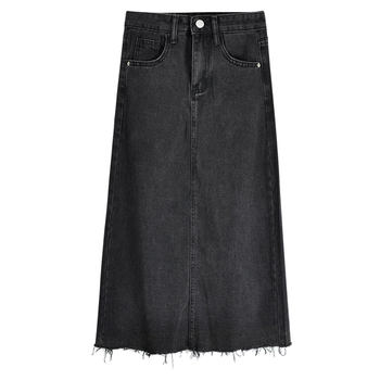 The master tests the skirt, covering his belly
