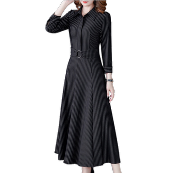 Mrs. Mother Mom is a long -sleeved thin dress
