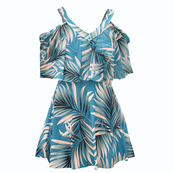 The conservative hot spring fairy model of a female swimsuit covers her belly and makes her look slimmer