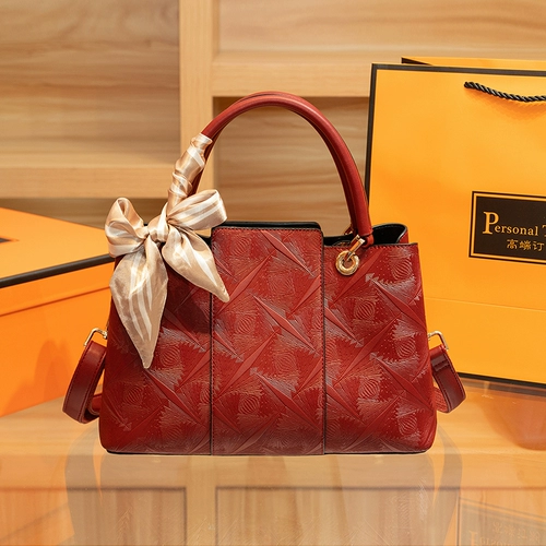 Красная вместительная и большая сумка через плечо для невесты