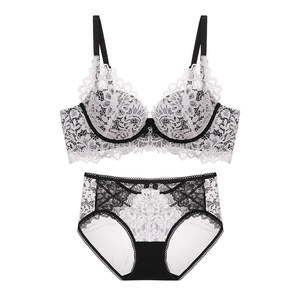 
Ms. Isela's beautiful underwear set is sexy and pure, small breasts are gathered to show the size of the secondary breasts and anti-sagging bra