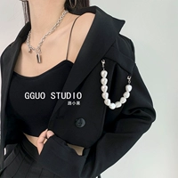 Дизайнерский короткий осенний пиджак классического кроя, черный лонгслив, тренд сезона, яркий броский стиль