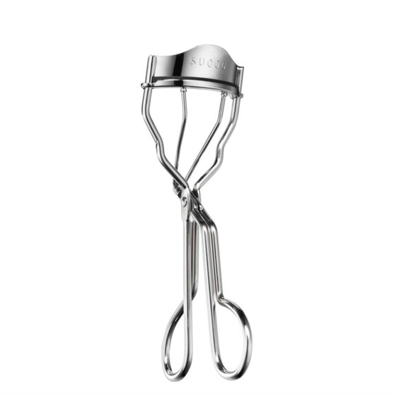 
Easily create sunflowers! SUQQU Suku eyelash curler lasts for long-lasting curling, natural and does not hurt the eye straps with replacement rubber pads