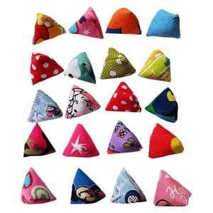 Grasp the stone and throw the stone to pick up the sandbag and throw the sandbag.